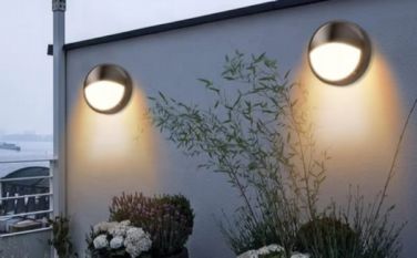 PIR Vs. Izibane ze-Microwave ze-Bulkhead Lights: Yeyiphi enokuKhetha?